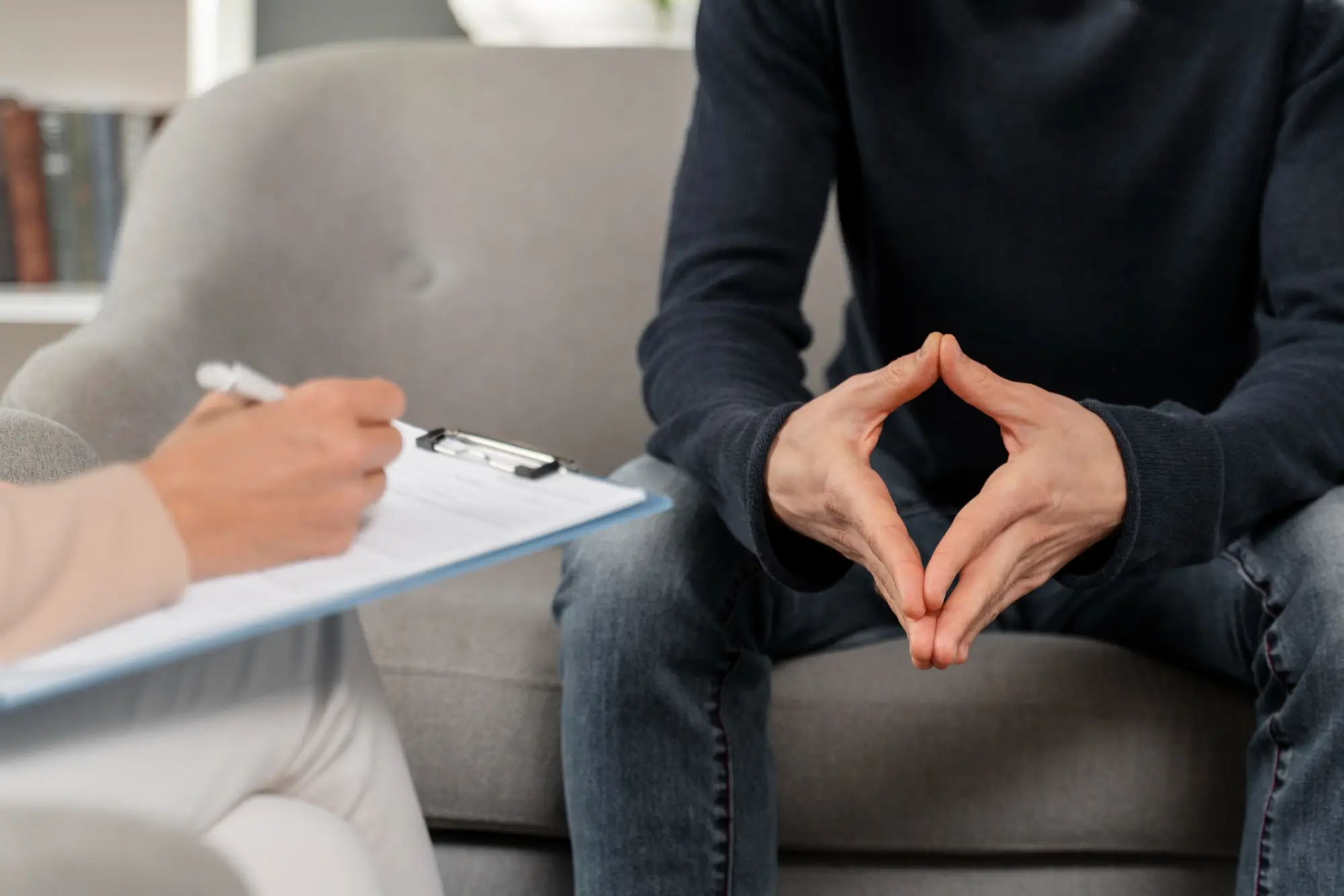 Séance de thérapie individuelle avec mage-conseil à Merignac, patient anxieux face à son psychologue