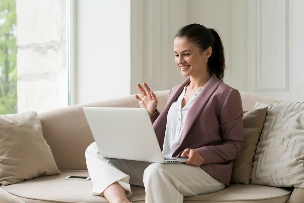 Consultation en ligne sereine avec psychologue mage-conseil à Merignac, femme souriante en visioconférence